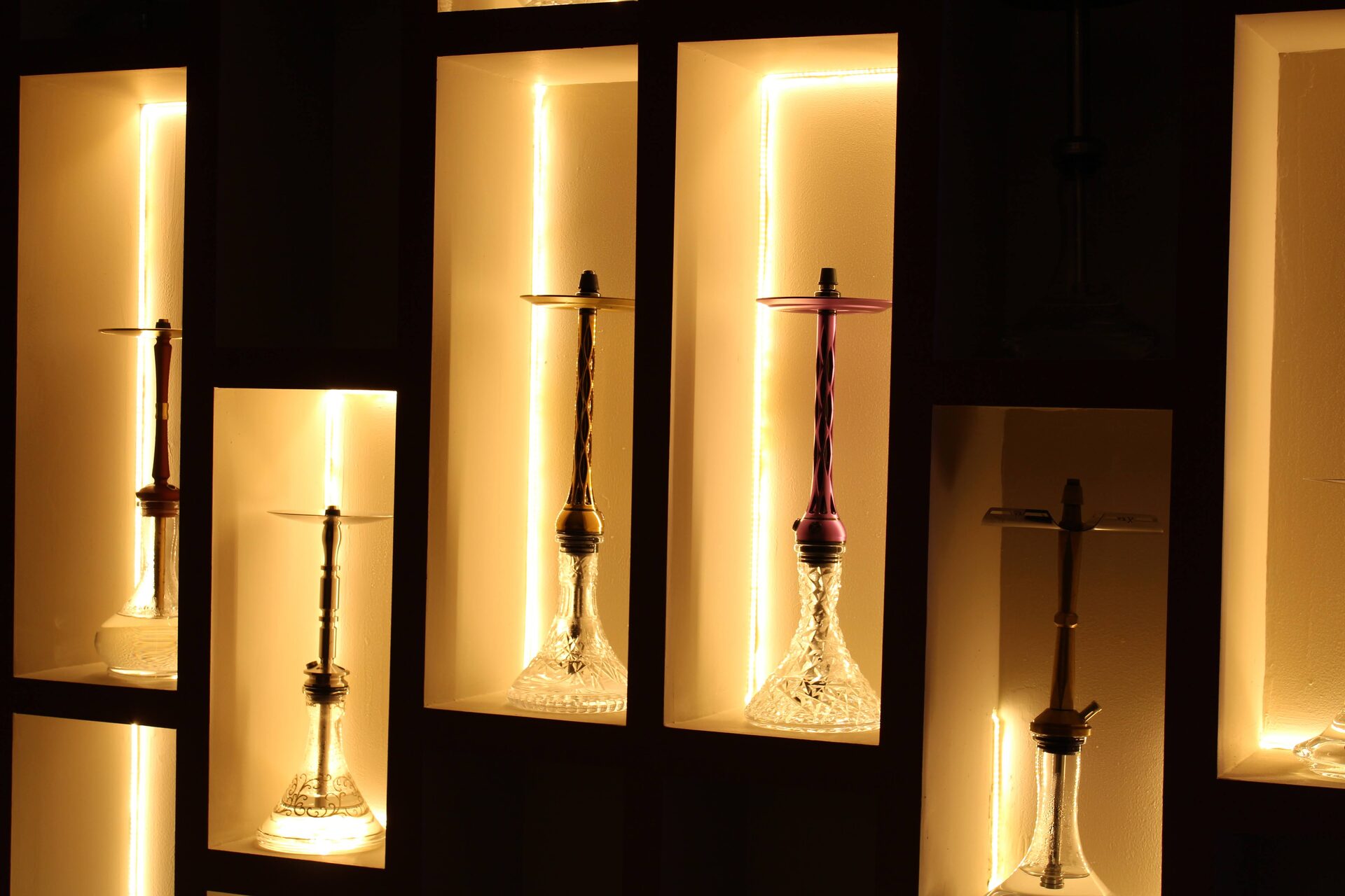Smoke Paradise Lounge Granada — interior nocturno premium con shisha y cócteles