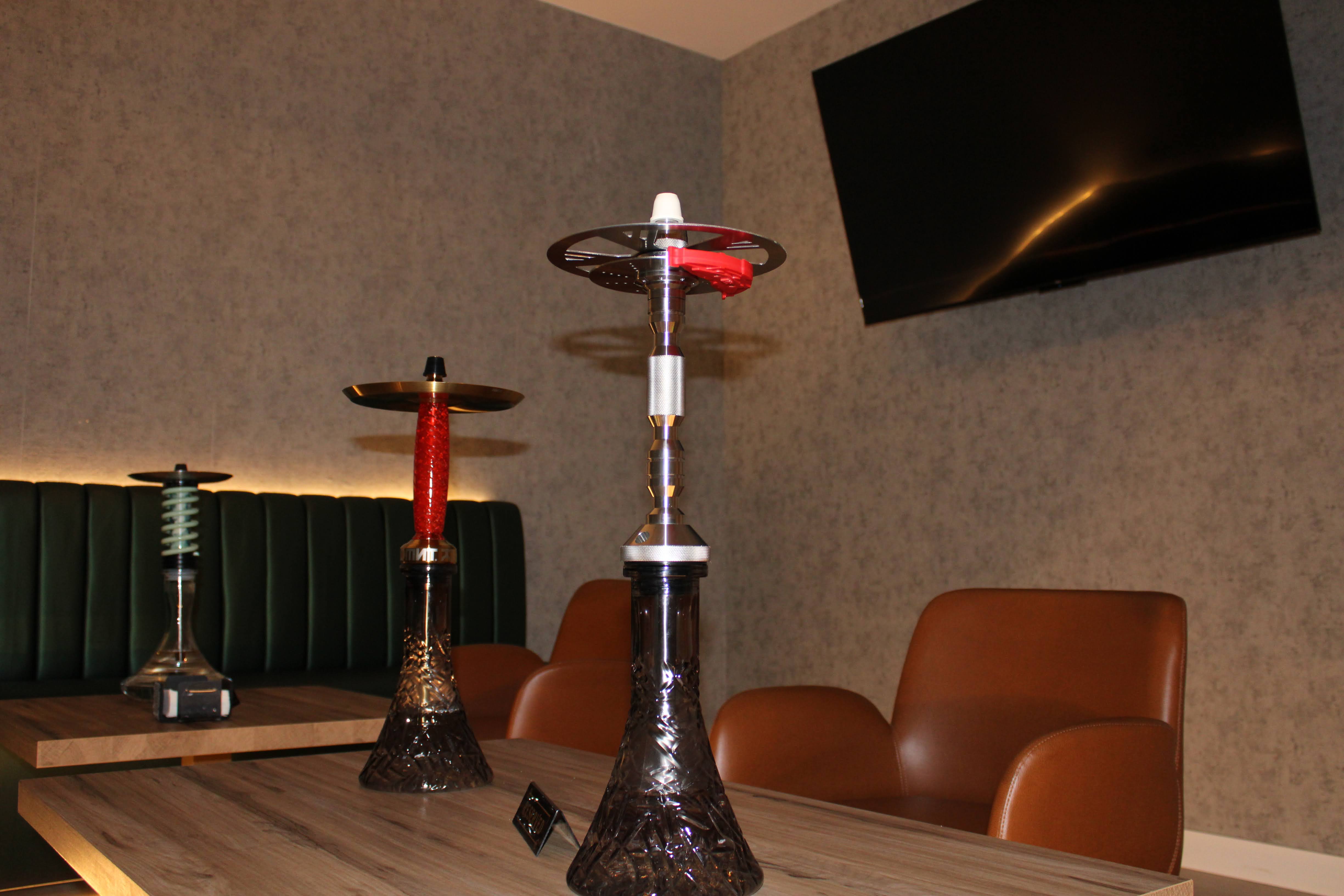 Sala VIP de Smoke Paradise con TV 65 pulgadas y PS5